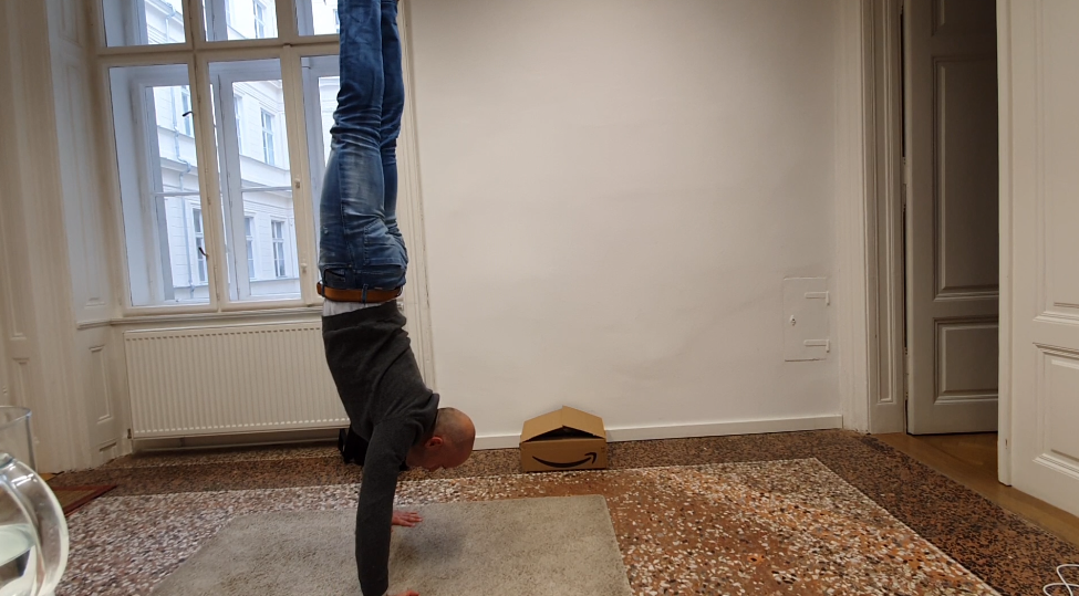 ThumbnailHandstand
